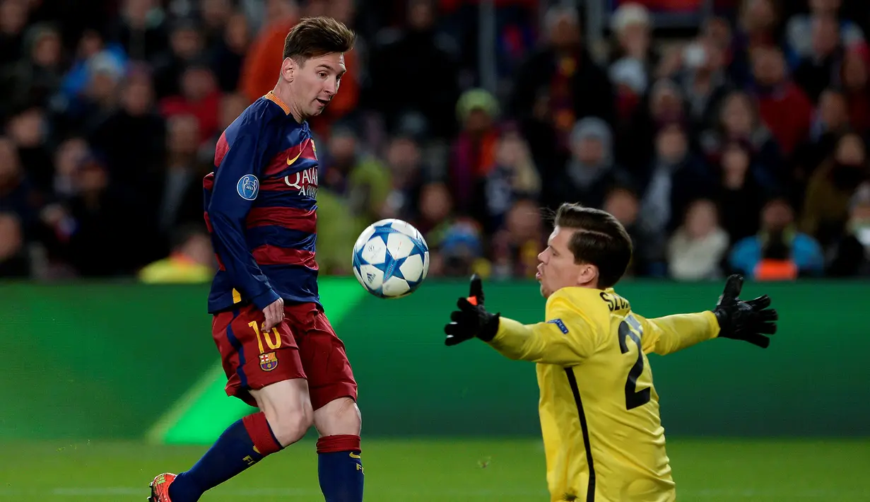 Pemain Barcelona, Lionel Messi, saat mencetak gol dengan menaklukkan kiper AS Roma, Wojciech Szczesny, dalam laga Grup E Liga Champions di Stadion Camp Nou, Barcelona, Rabu (25/11/2015) dini hari WIB. (AFP Photo/Josep Lago)