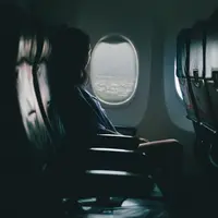 Ilustrasi terkena jet lag saat traveling. (dok. unsplash.com/Asnida Riani)