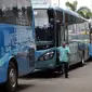 Bus TransJabodetabek Premium menunggu penumpang di Mega City, Bekasi Barat, Senin  (12/3). Mereka yang terdampak  pembatasan ganjil-genap di ruas tol Jakarta-Cikampek diharapkan beralih menggunakan bus Transjabodetabek Premium (Liputan6.com/Arya Manggala)