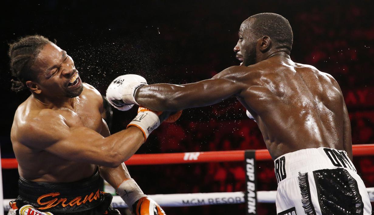 Terence Crawford (kanan) memukul Shawn Porter pada pertandingan tinju perebutan gelar juara dunia kelas welter WBO di Las Vegas, Amerika Serikat, 20 November 2021. Terence Crawford menang TKO pada ronde 10. (AP Photo/Chase Stevens)
