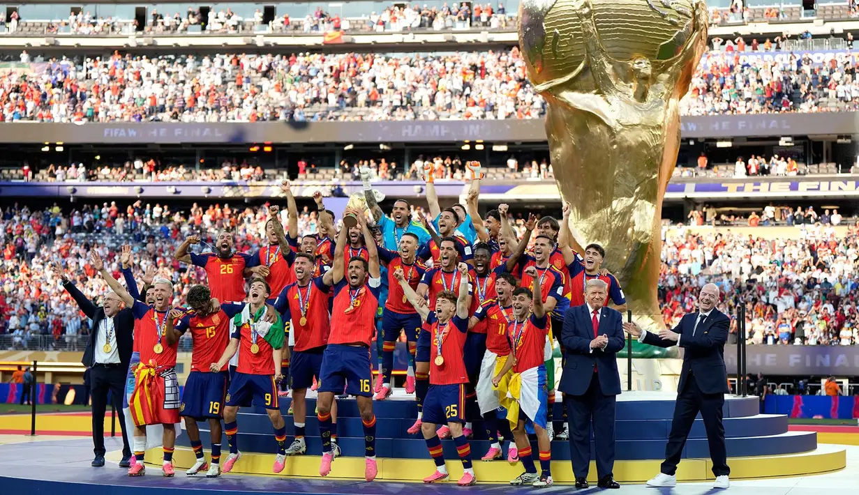 Pemain Spanyol merayakan kemenangan dengan trofi setelah pertandingan final Piala Dunia sepak bola antara Spanyol dan Argentina di East Rutherford, N.J., dekat New York, Minggu, 19 Juli 2026. (AP Photo/Julio Cortez)