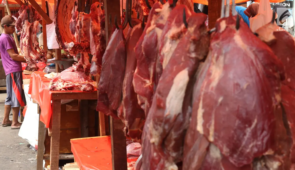 Pedagang memotong daging sapi dan kerbau yang dijual di Pasar Ciledug, Tangerang, Rabu (13/6). Dua hari menjelang Lebaran, pedagang daging musiman menjamur dengan menggelar dagangan di pinggir-pingir jalan. (Liputan6.com/Angga Yuniar)