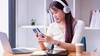 Ilustrasi perempuan melakukan top up saldo dompet digital. (c) nuwatphoto/Depositphotos.com