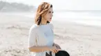 Selain jogging, Najwa Shihab juga memiliki hobi traveling. Kesukaan Najwa Shihab saat traveling ini terbukti saat ia berlibur ke pantai. Dengan outfit putih, Najwa Shihab terlihat begitu menikmati indahnya pemandangan pantai. (Liputan6.com/IG/@najwashihab)
