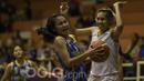 Pebasket Merpati Bali, Kadek Rima, menjaga bola dari pebasket Surabaya Fever pada laga semifinal Sahabat Cup 2017 di GOR Sahabat Semarang, Jawa Tengah, Jumat (21/4/2017). Merpati kalah 55-67 dari Fever. (Bola.com/Vitalis Yogi Trisna)