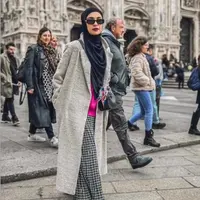 Padanan blus fuschia, rok pleats warna hitam, dan long coats abu-abu membuatnya terlihat makin modis. Ditambah dengan aksesori kacamata hitam yang dikenakannya. @shireensungkar.