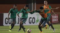 Pemain Timnas Indonesia, Febri Hariyadi, berusaha melewati Fachrudin Aryanto saat latihan di Stadion Maguwoharjo, Sleman, Selasa (11/6/2017). Latihan ini persiapan jelang ujicoba melawan Puerto Rico. (Bola.com/Vitalis Yogi Trisna)