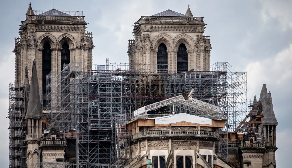 Kondisi Katedral Notre-Dame yang tengah dipugar di Paris, Prancis, Senin (27/4/2020). Renovasi Katedral Notre-Dame dilanjutkan kembali setelah sempat dihentikan sejak 17 Maret lalu akibat epidemi COVID-19. (Xinhua/Aurelien Morissard)
