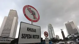 Rambu tersebut terpasang jelang adanya uji coba pembatasan sepeda motor yang melintas kawasan Jalan MH Thamrin hingga Medan Merdeka Barat mulai 17 Desember mendatang, Jakarta. Foto diambil pada Senin (15/12/2014). (Liputan6.com/Faizal Fanani)