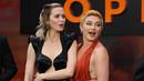 Florence Pugh dan Emily Blunt berpose  setibanya di pemutaran perdana film 'Oppenheimer' di London, Kamis, 13 Juli 2023. (AFP/Henry Nicholls)