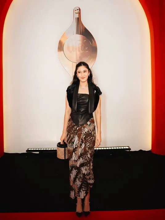 Dian Sastro tampil menawan dibalut kain batik. Atasan bustier hitam dari bahan kulit, ditumpuknya dengan cropped outer yang juga berwarna hitam. [Foto: Instagram/therealdisastr]