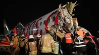 Tim penyelamat dan petugas pemadam kebakaran bekerja setelah sebuah pesawat tergelincir di landasan pacu Bandara Sabiha Gokcen, Istanbul, Turki, Rabu (5/2/2020).  Kecelakaan ini mengakibatkan bandara berhenti beroperasi. (Can Erok/DHA via AP)