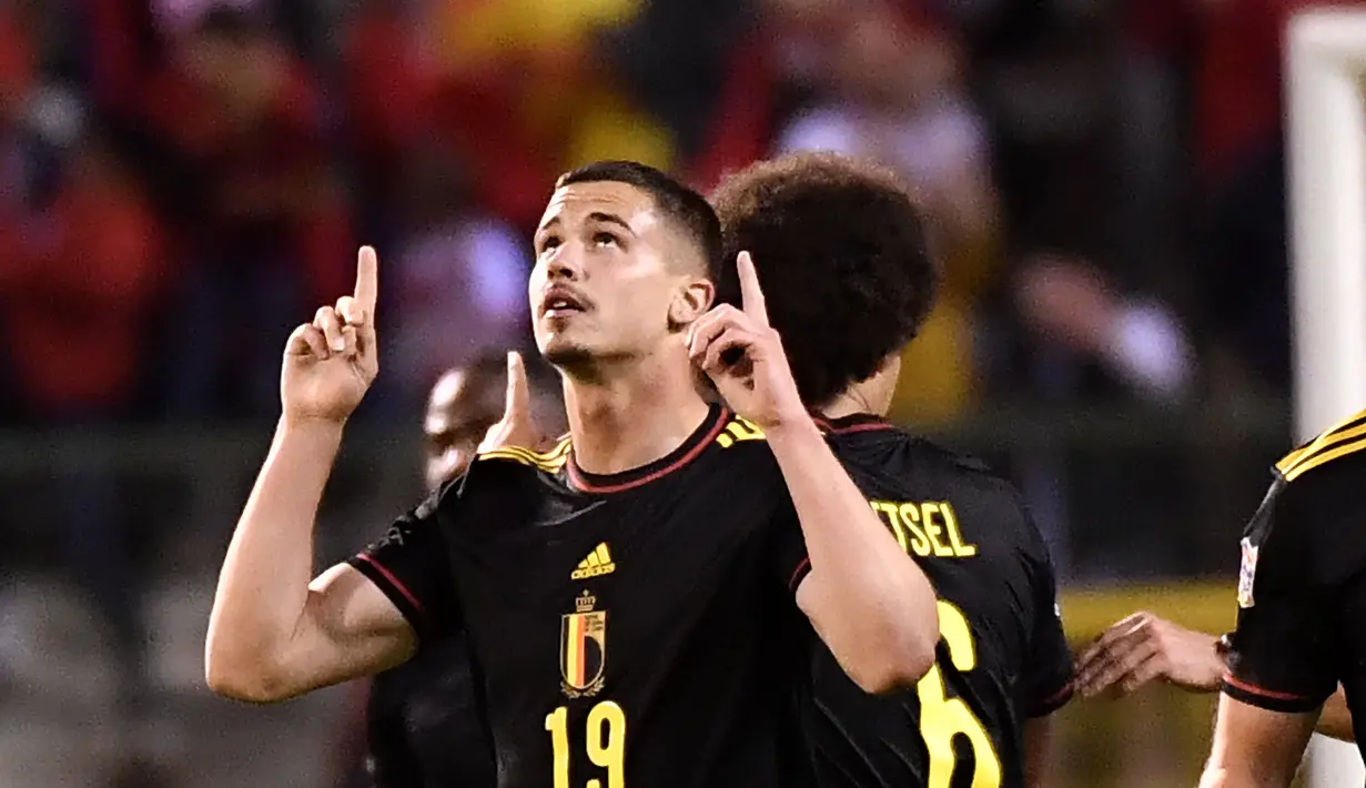 Pemain Belgia Leander Dendoncker melakukan selebrasi setelah mencetak gol ke gawang Polandia pada pertandingan grup A4 UEFA Nations League di Stadion King Baudouin di Brussels, Kamis (9/6/2022). Belgia menang telak atas Polandia 6-1.  (AP Photo/Geert Vanden Wijngaert)