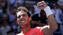 Petenis Spanyol, Rafael Nadal, melakukan selebrasi usai berhasil mengalahkan petenis Ukraina, Alexandr Dolgopolov, pada turnamen AS Terbuka 2017 di New York, Senin (4/9/2017). Nadal menang 6-2, 6-4, 6-1 atas Alexandr Dolgopolov. (AP/Julie Jacobson)