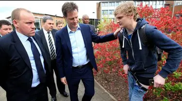 Remaja ini harus menahan malu, lantaran celananya melorot di depan Wakil Perdana Menteri Inggris.