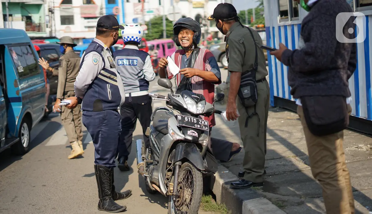 Petugas Dinas Perhubungan melakukan sosialisasi penggunaan masker kepada pengendara sepeda motor di kawasan Depok, Jawa Barat, Senin (20/7/2020). Setelah sosialisasi, Pemkot Depok akan menerapkan sanksi denda kepada warga yang melanggar. (Liputan6.com/Immanuel Antonius)