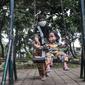 Orangtua mendampingi anaknya bermain di RPTRA Meruya Utara, Jakarta, Selasa (25/1/2022). Berdasarkan survei Studi Status Gizi Indonesia, prevalensi stunting atau gizi buruk di Indonesia saat ini mencapai 24,4 persen. (merdeka.com/Iqbal S. Nugroho)