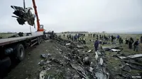 Puing MH17 mulai dievakuasi. (bbc.co.uk)