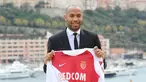Pelatih AS Monaco, Thierry Henry menunjukkan jersey klubnya saat konferensi pers di Monako, Prancis, Rabu (17/10). Henry resmi melatih AS Monaco menggantikan posisi Leonardo Jardim. (Valery HACHE/AFP)
