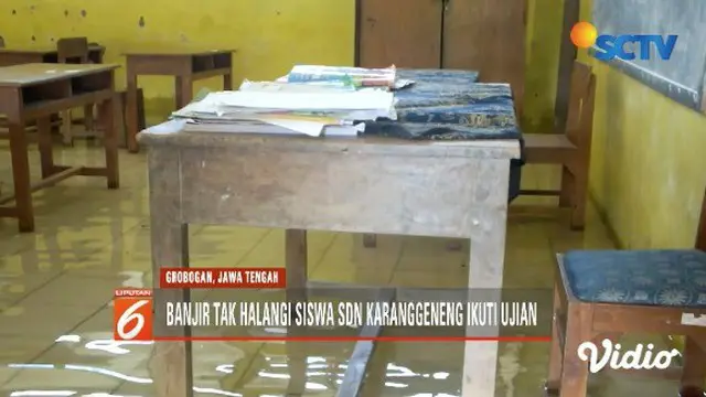 Ironis, siswa SDN 1 Karanggeneng Grobogan, Jawa Tengah, laksanakan ujian sekolah di tengah banjir, bertepatan dengan momentum Hardiknas.