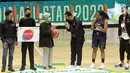 Peluncuran program pelatihan di sela-sela penyelenggaraan IBL All Star 2022 disaksikan Wakil Kepala Sekolah Kesiswaan SMKN 53 Jakarta Barat Nuzulurrofiah (ketiga kiri) dan Direktur Utama IBL Junas Miradiarsyah (ketiga kanan) di Hall Basket Senayan, Jakarta (31/3/2022). (Liputan6.com/HO/IOH)