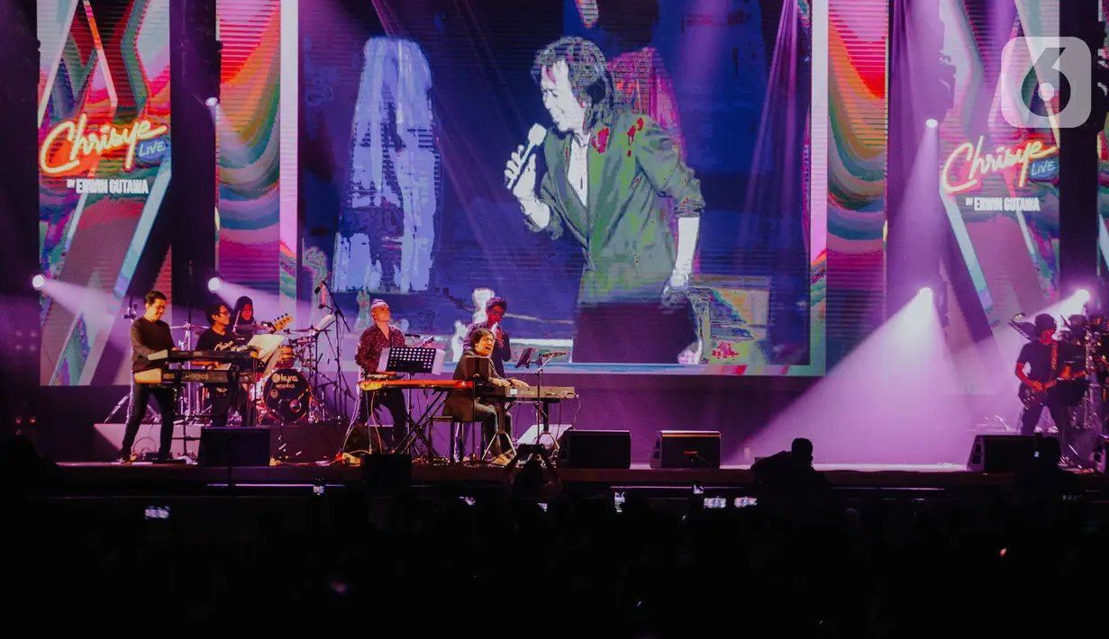 Penampilan Erwin Gutawa saat membawakan lagu Chrisye Live dalam Java Jazz Festival 2020 di JIExpo Kemayoran, Jakarta, Jumat (28/2/2020). Erwin Gutawa membawakan sejumlah lagu hits milik almarhum Chrisye seperti Juwita, Anak Sekolah, dan Hip Hip Hura. (Liputan6.com/Faizal Fanani)