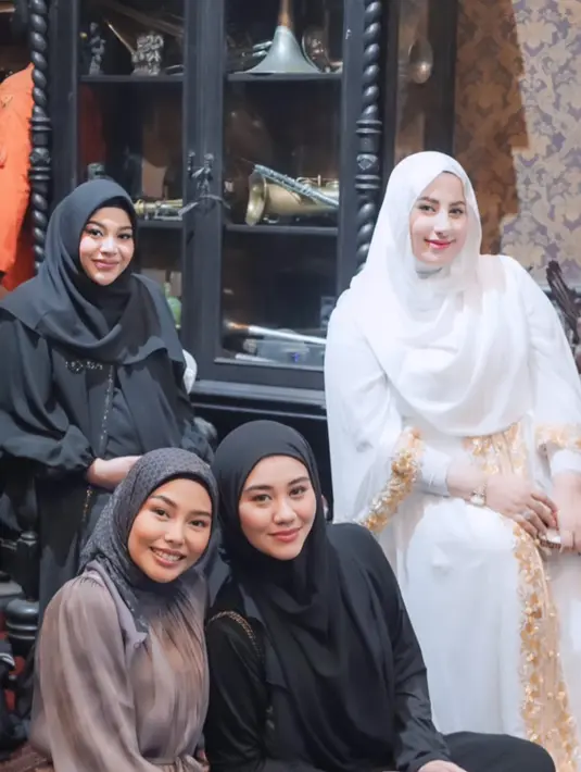 Ada Dara Arafah yang terlihat feminin dengan gamis cokelat dan kerudung abu-abu [@daraarafah]