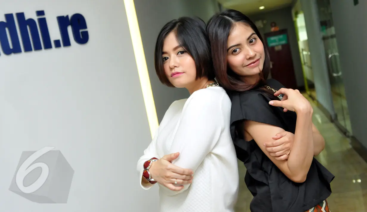 Tika dan Tiwi, mantan personil duo T2 berpose usai menggelar jumpa pers di kawasan Mampang, Jakarta, Senin (8/6/2015). Keduanya akan kembali bersatu lewat sebuah konser reuni pada 14 Juni mendatang. (Liputan6.com/Panji Diksana)