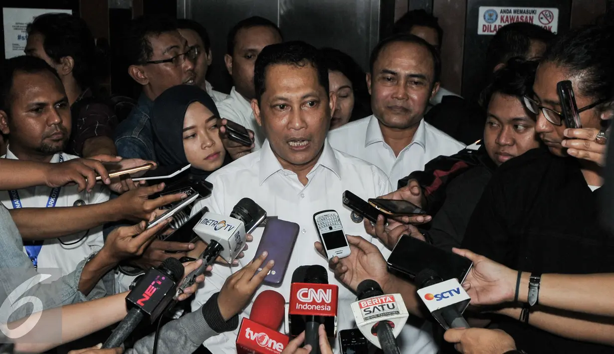 Kepala BNN Komjen Budi Waseso memberikan keterangan mengenai pemanggilan Liberty Sitinjak, Jakarta, Senin (8/8). BNN memanggil Liberty Sitinjak untuk mengusut testimoni Freddy Budiman yang diungkap Haris Azhar. (Liputan6.com/Yoppy Renato)