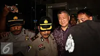 Chairman Agung Sedayu Group Sugianto Kusuma alias Aguan usai menjalani pemeriksaan oleh KPK, Jakarta, Rabu (13/4). Aguan yang mengenakan kemeja batik ungu tenggan berkomentar terkait pemeriksaan yang dijalaninya. (Liputan6.com/Immanuel Antonius)