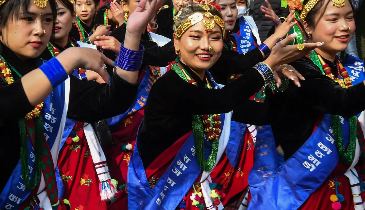 Sejumlah wanita anggota komunitas adat Gurung menari mengenakan pakaian tradisional saat mengikuti upacara perayaan Tahun Baru 'Tamu Lhosar' di Kathmandu, Nepal (30/12/2022). Acara itu digelar untuk menyambut pergantian tahun. (AFP/Prakash Mathema)