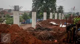 Sejumlah tiang pancang yang telah terpasang proyek double-double track (DDT) Paket A Manggarai-Jatinegara, Jakarta, Minggu (26/3). Ditargetkan proyek pembangunan ini selesai tahun pada tahun 2019. (Liputan6.com/Faizal Fanani)