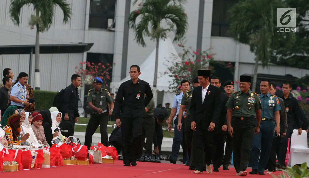 Presiden Joko Widodo (Jokowi) tiba menghadiri acara buka puasa bersama dengan Panglima TNI Jenderal Gatot Nurmantyo dan para prajurit TNI di Mabes TNI, Cilangkap, Jakarta Timur, Senin (19/6). (Liputan6.com/Angga Yuniar)