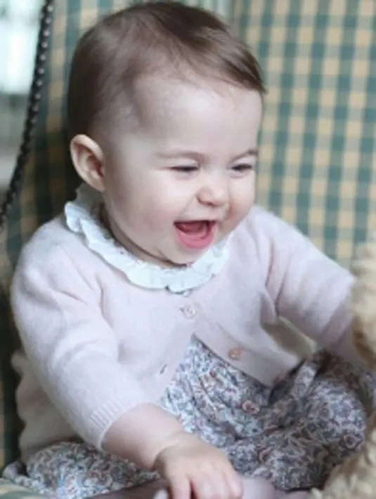 Meski potret Princess Charlotte jarang di publikasikan, karena sebagian besar Kate Middleton tak ingin privasi buah hatinya tersebar. Oleh sebab itu, Netizen pun sangat menyambut foto perdana ultah Charlotte. (viainstagram@keningston/Bintang.com)