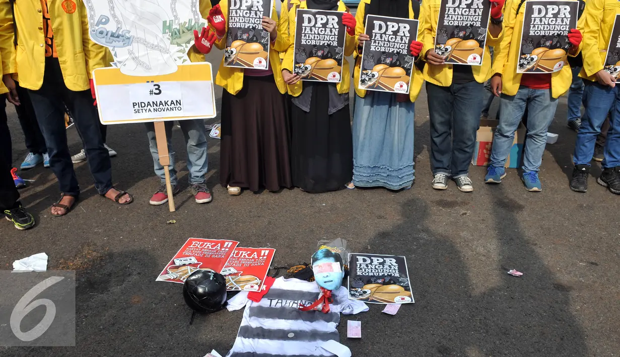 Sejumlah mahasiswa menggelar aksi unjuk rasa di depan Gedung DPR, Jakarta, Jumat (11/12). Mereka meminta pemerintah untuk menasonalisasi Freeport serta menolak revisi UU KPK. (Liputan6.com/Johan Tallo)