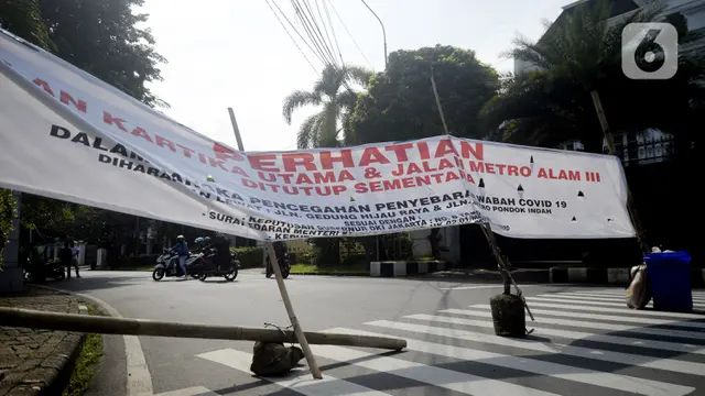 FOTO: Cegah Penyebaran COVID-19, Jalan di Pondok Indah Ditutup Sementara