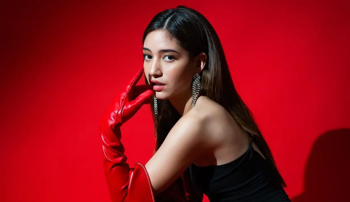 Perempuan kelahiran 4 Januari 2001 memiliki paras yang cantik menawan. Paras cantik menawannya ini kian sempurna saja saat tampil full makeup. Para penggemar Dannia semakin terkesima dengan gaya penampilan kece seperti di pemotretan dengan latar merah. (Liputan6.com/IG/@danniasalsabilla)