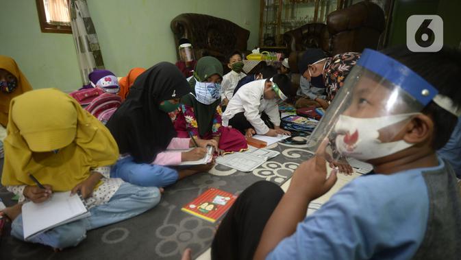 Sejumlah siswa belajar kelompok di rumah seorang guru di Desa Curug, Gunung Sindur, Kabupaten Bogor, Jawa Barat, Jumat (21/8/2020). Belajar kelompok tatap muka yang berlangsung di tengah pandemi COVID-19 tersebut digelar dengan mematuhi protokol kesehatan ketat. (merdeka.com/Dwi Narwoko)