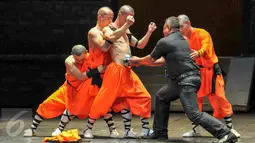 Biksu Shaolin menampilkan beberapa dalam acara Shaolin Warriors nanti, Jakarta, (18/2). Menyambut tahun baru Imlek 2567 Bank Mayapada bersama Ciputra Artpreneur hadirkan pertunjukan biksu Shaolin di Indonesia. (Liputan6.com/Yoppy Renato)