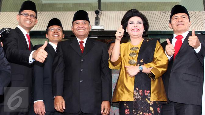 Ketua KPK terpilih Agus Rahardjo (tengah), Wakil Ketua Laode Muhammad (kiri), Alexander Marwata (kedua kiri), Basaria Panjaitan (kedua kanan) dan Saut Situmorang sebelum pelantikan, di Gedung KPK, Jakarta, Senin (21/12) (Liputan6.com/Helmi Afandi)