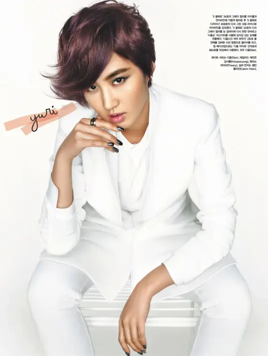 Yuri SNSD pernah berdandan seperti cowok. Ia memotong rambutnya dan ia mengenakan suit berwarna putih. (Foto: koreaboo.com)