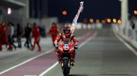 Pembalap Ducati, Andrea Dovizioso berselebrasi usai berhasil memenangkan seri pembuka MotoGP di Sirkuit Internasional Losail di Doha, Qatar (10/3). Ini kemenangan kedua beruntun Dovizioso di MotoGP Qatar. (AFP Photo/Karim Jaafar)