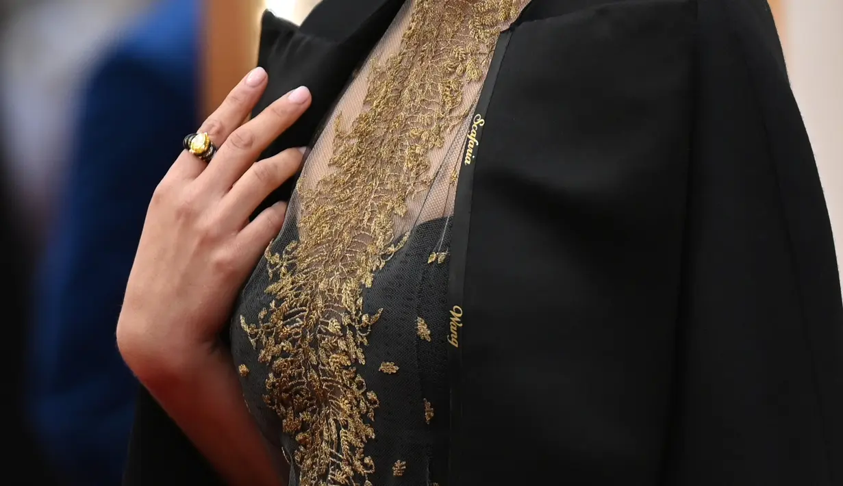 Detail jubah yang dikenakan Natalie Portman saat menghadiri ajang Academy Awards ke-92 atau Oscar 2020 di Dolby Theatre, Los Angeles, Minggu (9/2/2020). Natalie Portman mengenakan jubah Dior yang disulam dengan nama-nama sutradara perempuan yang tidak mendapatkan Oscar tahun ini. (Robyn Beck/AFP)
