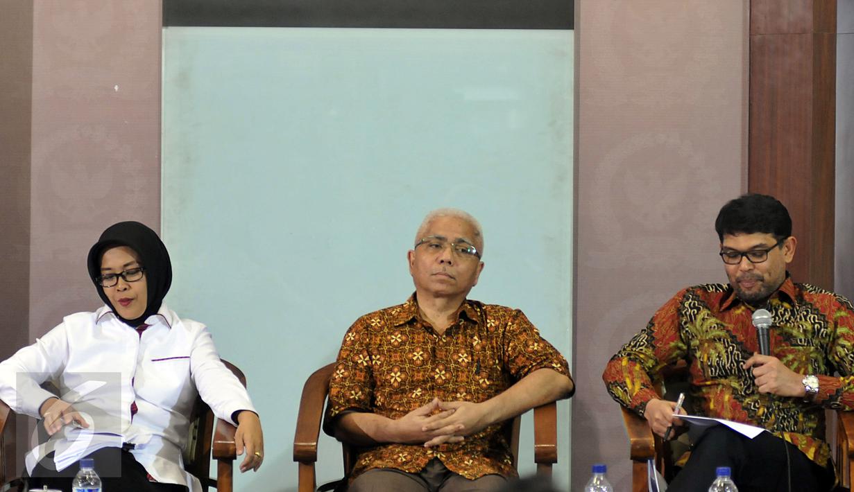 Nasir Djamil (kanan) memberi pandangannya saat diskusi revisi UU KUHP di Gedung DPR, Jakarta, Selasa (15/3/2016). Nasir menyebut terjadi perdebatan alot antara pemerintah dengan Panja RUU KUHP terkait penetapan hukuman mati (Liputan6.com/Johan Tallo)