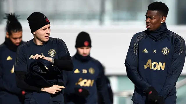 Pemain Manchester United, Paul Pogba bersama Victor Lindelof, saat latihan jelang laga 16 besar Liga Champions. (AFP/Franck Fife)