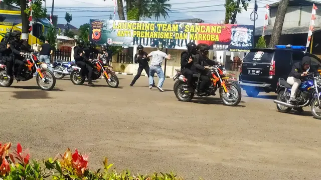 Beberapa petugas tim Sandang Anti Premanisme dan Narkoba Polres Garut tengah melumpuhkan sejumlah penjahat dalam simulasi pencegahan premanisme di Garut.