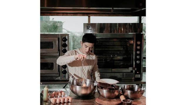 Lebih Nyaman Jadi Chef, Ini 7 Pesona Nicky Tirta Saat Berada di Dapur