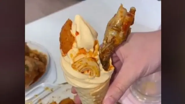 7 Potret Nyeleneh Topping Ice Cream, Ada Tiram Hingga Sushi