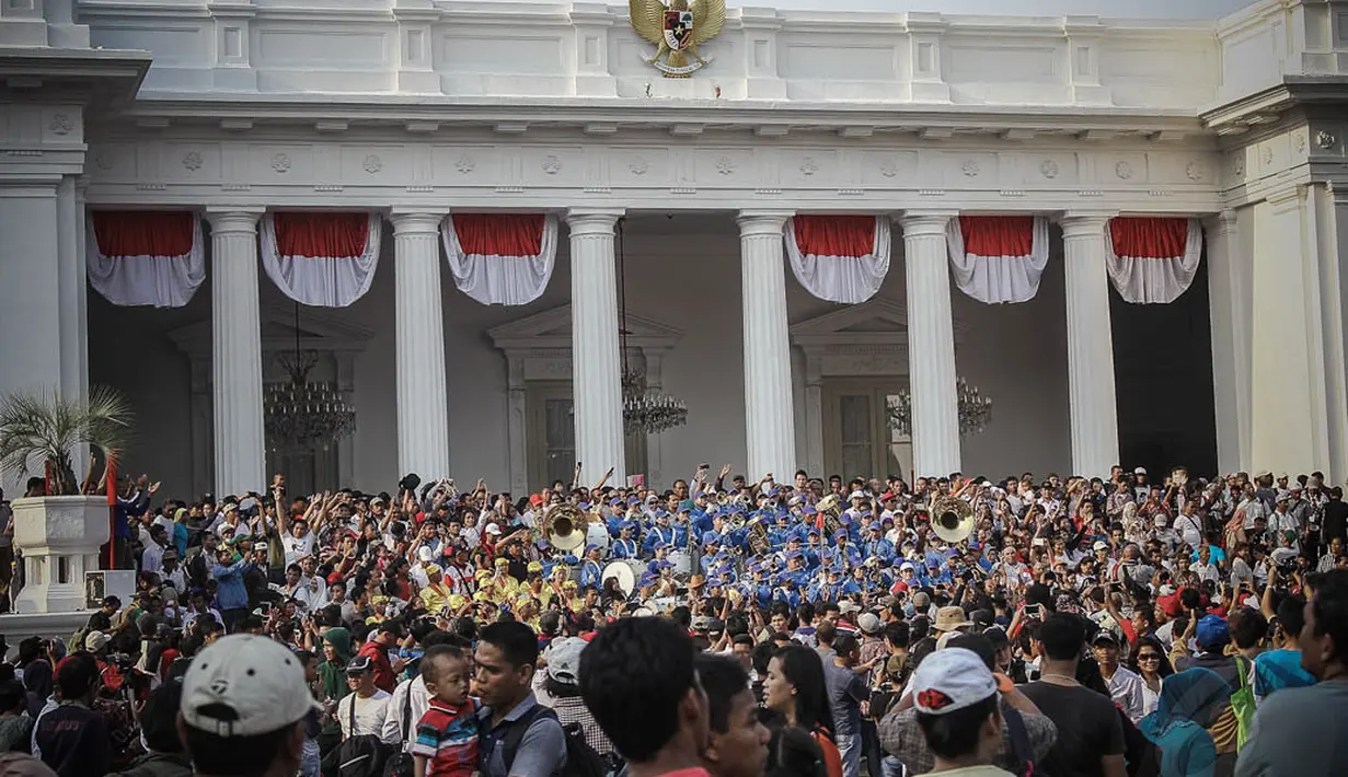 Ratusan orang dengan bebas dan leluasa memadati halaman Istana Merdeka Jakarta layaknya fasilitas umum, (20/10/14). (Liputan6.com/Faizal Fanani)