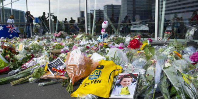 Karangan bunga untuk para korban tewas jatuhnya pesawat MH17 di Bandara Schiphol. | Foto: copyright dailymail.co.uk